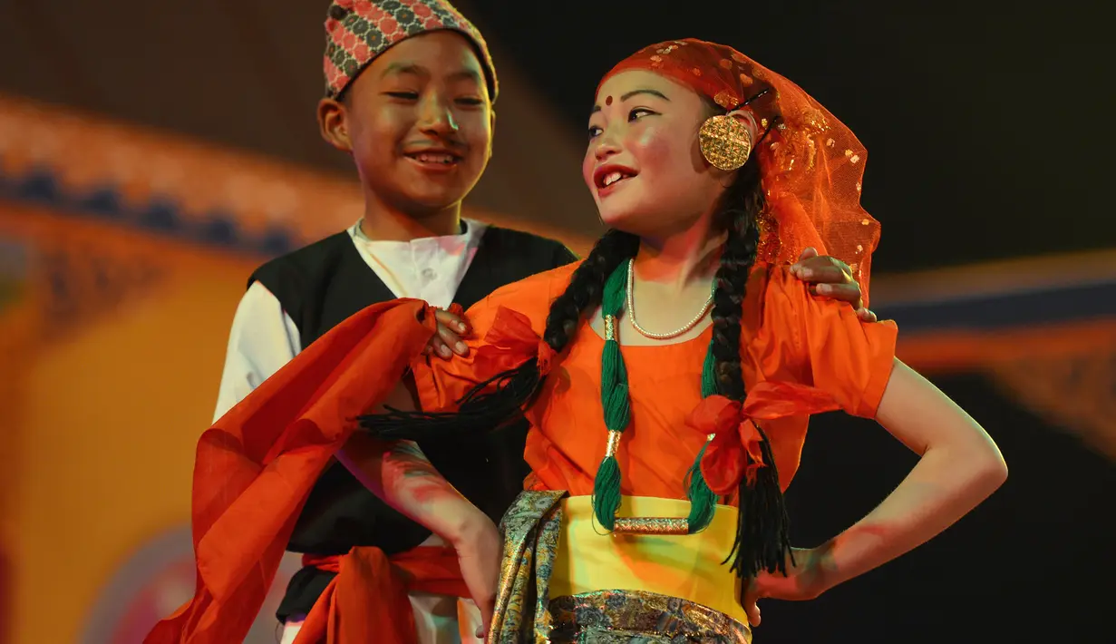 Sepasang anak-anak yang tampil pada perayaan Festival Tawang di perbatasan Indo-China, utara timur negara bagian Arunachal Pradesh, India (23/10). Festival ini menampilkan sejumlah budaya dan tradisi masyarakat setempat. (AFP/ Tauseef Mustafa)