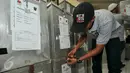 Petugas membuka kotak suara dalam rekapitulasi suara pilkada di Kecamatan Pancoran Mas, Depok, Jumat (11/12/2015). Rekapitulasi penghitungan surat suara tingkat kecamatan ini akan berlangsung dari 10-16 Desember mendatang. (Liputan6.com/Yoppy Renato)