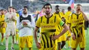 Pemain Borussia Dortmund tampak lesu setelah ditaklukkan Barcelona pada laga leg pertama babak perempat final Liga Champions 2024/2025 di Estadi Olimpic Lluis Companys, Kamis (10/04/2025) dini hari WIB. (AP Photo/Emilio Morenatti)