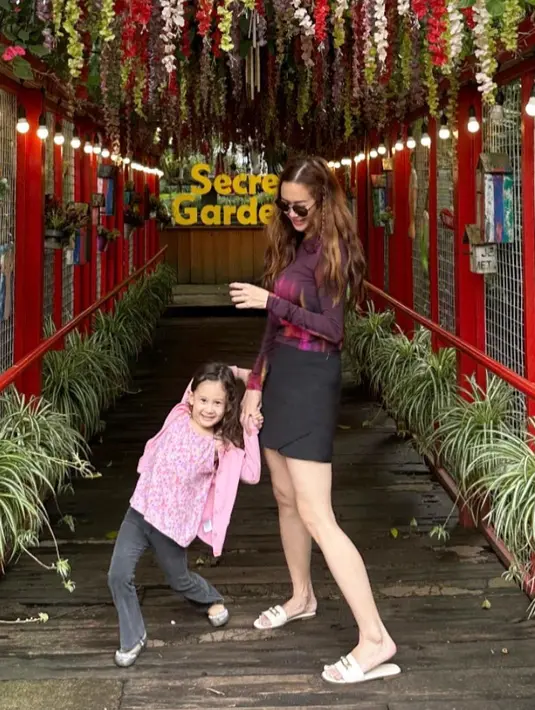 <p>Wanita berusia 36 tahun itu mengaku belum siap untuk kembali membina rumah tangga. Aura masih ingin menghabiskan waktu bersama sang buah hati tanpa pendamping. [Instagram/aurakasih]</p>