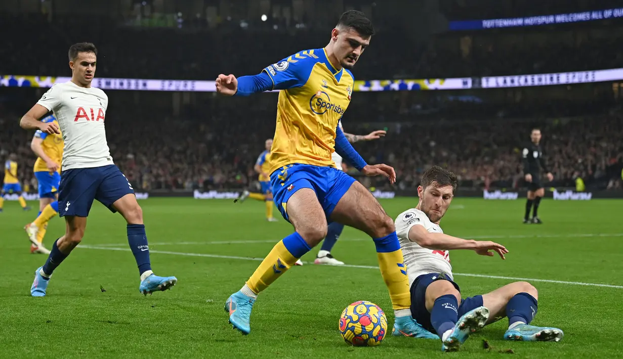 Armando Broja (tengah) melakukan debut sekaligus penampilan satu-satunya di Chelsea saat mengalahkan Everton 4-0 pada Maret 2020 lalu. Saat ini, Broja tengah dipinjamkan ke Southampton dan telah mengoleksi 24 penampilan dengan 8 gol yang pernah ia lesatkan. (AFP/Glyn Kirk)
