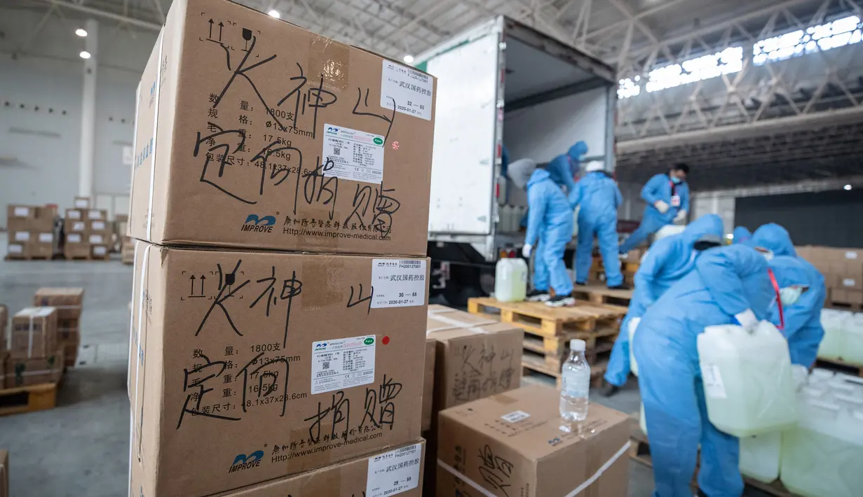 Anggota staf dan sukarelawan mengenakan masker menyiapkan pasokan medis di convention hall yang telah diubah menjadi rumah sakit darurat di Wuhan, Hubei, China (4/2/2020). Pihak berwenang menyediakan fasilitas, tempat tidur, dan perawatan medis untuk pasien terinfeksi virus corona. (AFP/STR)