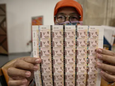 Petugas menunjukan materai Rp. 10.000 di Kantor Pos Pusat, Jakarta, Senin (1/2/2021). Pemerintah menetapkan bea materai Rp 10.000 wajib digunakan untuk dokumen yang dibuat mengenai suatu kejadian yang bersifat perdata. (Liputan6.com/Faizal Fanani)