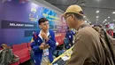 <p>Petugas registrasi mambantu jurnalis Bola.com, Gregah Nurikhsan (kanan) melakukan registrasi ID card peliputan SEA Games 2023 Kamboja di Bandara Internasional Phnom Penh, Kamboja, pada Jumat (28/4/2023). Proses registrasi berupa penempelan hologram untuk kontingen dan wartawan. (Bola.com/Abdul Aziz)</p>