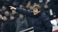 Pelatih Tottenham Antonio Conte menginstruksikan pemainnya saat bertanding melawan West Ham United pada pertandingan perempat final Piala Liga Inggris di Stadion Tottenham Hotspur di London, Kamis (23/12/2021). Kemenangan mengantar Chelsea ke semifinal Piala Liga Inggris. (AP Photo/Rui Vieira)