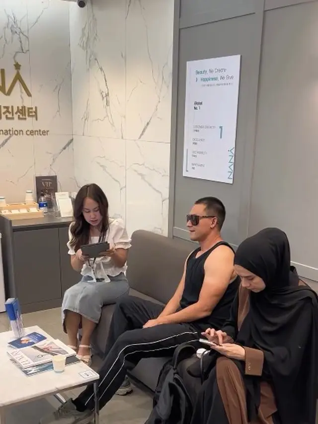 7 Potret Indra Bruggman Operasi Plastik di Korea Selatan, Wajah Masih Sama