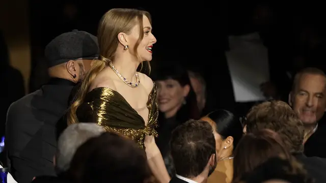 Bergaun Emas, Amanda Seyfried Raih Aktris Terbaik di Critics Choice Awards 2023