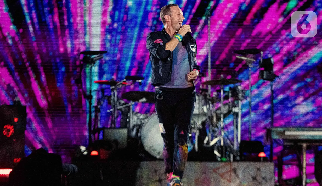 <p>Beberapa kali Chris Martin menyapa penonton. (Liputan6.com/Faizal Fanani)</p>