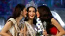 Jiratchaya Sirimongkolnawin dicium oleh runner up Miss Tiffany Universe 2016, Pattaya, Thailand, (14/5). Kontes ini diikuti sekitar 100 orang peserta dari seluruh Thailand. (REUTERS/Athit Perawongmetha)