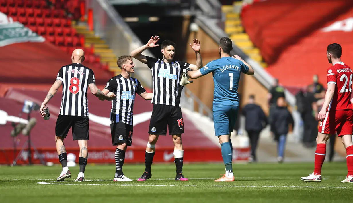 Para pemain Newcastle United merayakan pada akhir laga melawan Liverpool pada pertandingan Liga Inggris di Stadion Anfield, Liverpool, Inggris, Sabtu (24/4/2021). Pertandingan berakhir imbang 1-1. (Paul Ellis, Pool via AP)