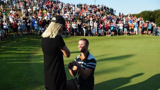Andreas Harto pegolf asal Denmark melamar kekasihnya Louise De Fries saat bertanding di lapangan golf pada hari Jumat (21/8/2015).