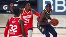 Pebasket Indiana Pacers, Justin Holiday, berusaha melewati pebasket Houston Rockets, Michael Frazier dan Jeff Green, pada laga NBA, Rabu (12/8/2020). Houston Rockets dikalahkan Indiana Pacers dengan skor 104-108. (Kim Klement/Pool Photo via AP)