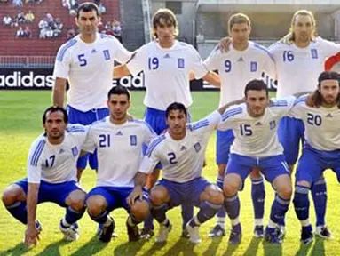 Greek football team are pictured at Puskas Stadium in Budapest on May 24, 2008 prior to an Euro 2008 warm-up friendly match against Hungary. AFP PHOTO / ATTILA KISBENEDEK