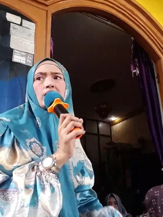 Mega Aulia Jadi Ustazah