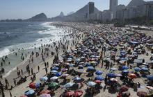 FOTO: Dilanda Suhu Panas Mendidih, Ribuan Warga Ramai-Ramai 'Ngadem' di Pantai Copacabana Brasil