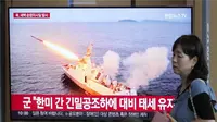 Layar TV menampilkan gambar peluncuran rudal Korea Utara saat program berita di Stasiun Kereta Seoul di Seoul, Korea Selatan, 2 September 2023. (AP Photo/Ahn Young-joon)