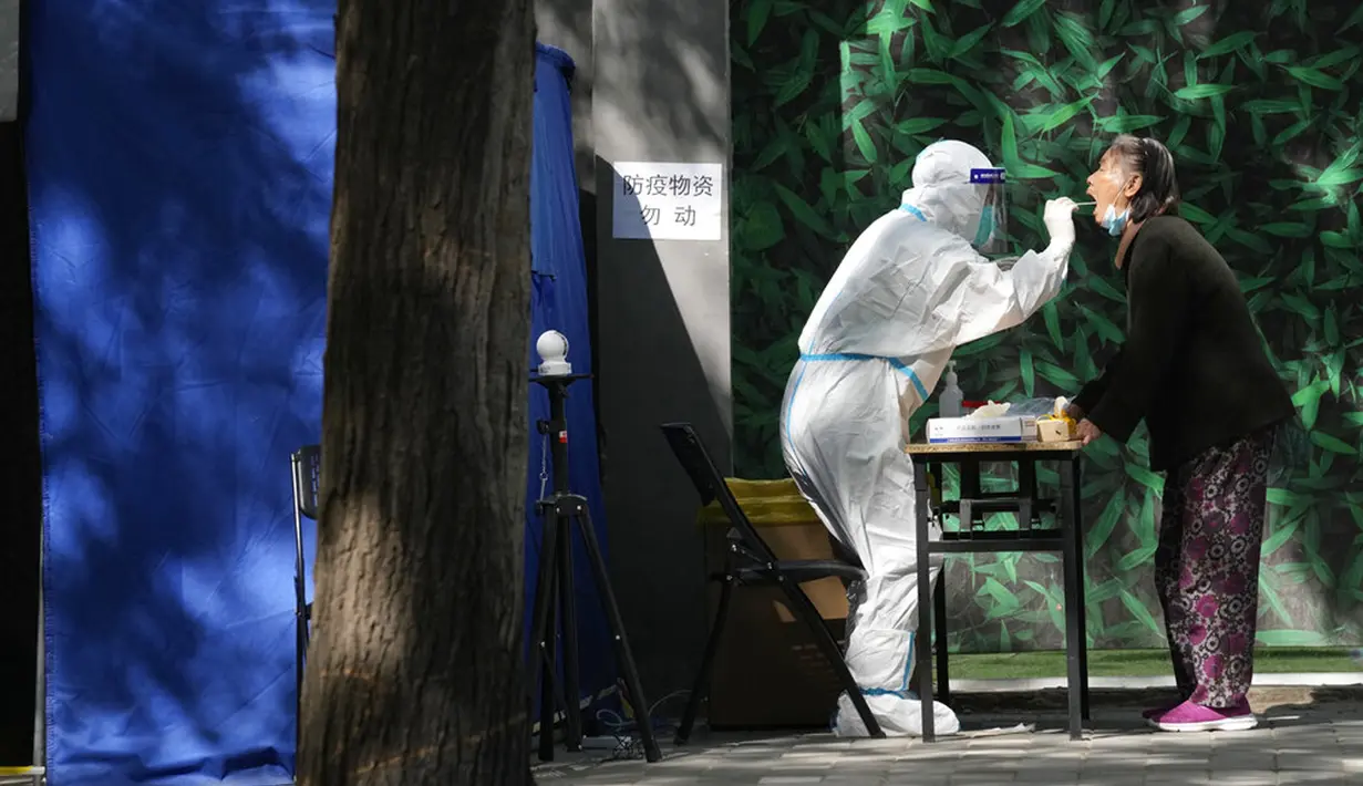 <p>Seorang warga lanjut usia diperiksa saat tes massal COVID-19 di Beijing, China, Selasa (3/5/2022). China telah berpegang teguh pada pendekatan ketat 'Nol COVID' yang membatasi perjalanan, menguji massal seluruh kota, dan mendirikan fasilitas sementara yang luas untuk mencoba mengisolasi setiap orang yang terinfeksi. (AP Photo/Ng Han Guan)</p>