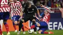 Penyerang Atletico Madrid Antoine Griezmann dan penyerang Bayer Leverkusen Amine Adli bersaing pada matchday kelima Grup B Liga Champions 2022/23 di Wanda Metropolitano, Kamis (27/10/2022) dini hari WIB. Atletico juga belum pasti lolos ke Liga Europa. Mereka masih harus bersaing dengan Leverkusen pada matchday ke-6, walau tidak akan berhadapan secara langsung. (AP Photo/Manu Fernaandez)