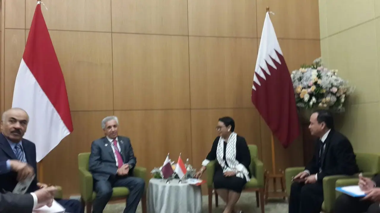 Qatar Minister of the State for Foreign Affairs, Sultan bin Saad Al Muraikhi (kiri) bersama Menteri Luar Negeri RI Retno Marsudi (kanan) saat pertemuan bilateral RI - Qatar dalam Bali Democracy Forum di Banten (7/12/2017) (Rizki AKbar Hasan/Liputan6.com)