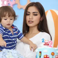Tak seperti perayaan hari ulang tahun yang meriah seperti anak-anak selebriti pada umumnya, Jessica dan sang buah hati, El Barack mengajarkan keindahan untuk berbagi terhadap orang yang kurang mampu. (Galih W Satria/Bintang.com)