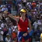 Petenis Inggris Raya, Emma Raducanu tersenyum usai mengalahkan Belinda Bencic dari Swiss pada perempat final kejuaraan tenis AS Terbuka di Arthur Ashe Stadium, New York (8/9/2021). Petenis remaja 18 tahun ini menang atas Belinda Bencic 6-3 6-4. (AP Photo/Elise Amendola)