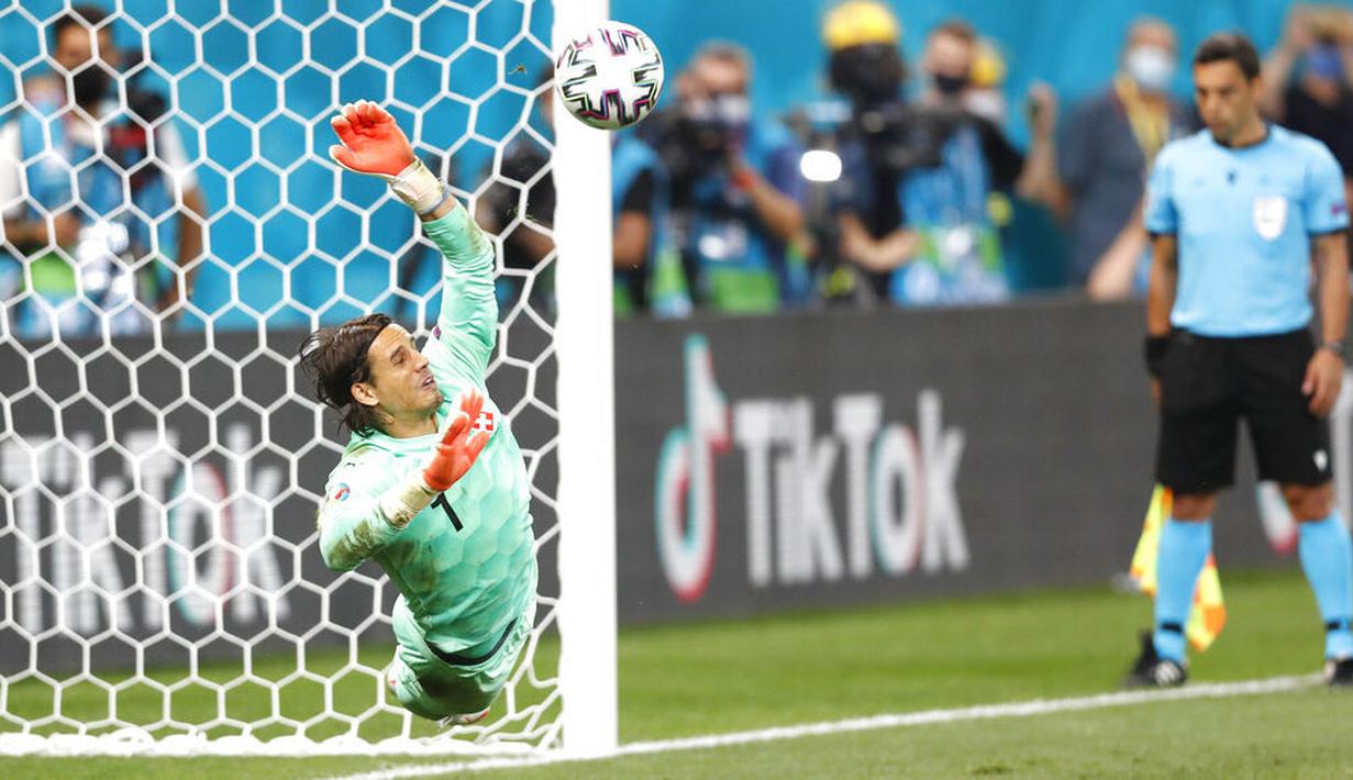 Kegemilangan Sommer menepis sepakan penalti Mbappe, eksekutor terakhir Prancis, memastikan pasukan Vladimir Petkovic ke perempat final Euro 2020. (Robert Ghement/Pool via AP)