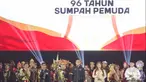 Atlet angkat besi Rizki Juniansyah (tengah) bersama pemuda-pemudi berprestasi saat puncak Hari Sumpah Pemuda ke-96 di Taman Mini Indonesia Indah (TMII), Jakarta, Senin (28/10/2024). (Liputan6.com/Herman Zakharia)
