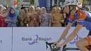 Karyawan Bank saat menyaksikan balapan Tourde Singkarak 2016 pada start di Sijunjung, Sumatera Barat, Jumat (12/8/2016). (Bola.com/Nicklas Hanoatubun)