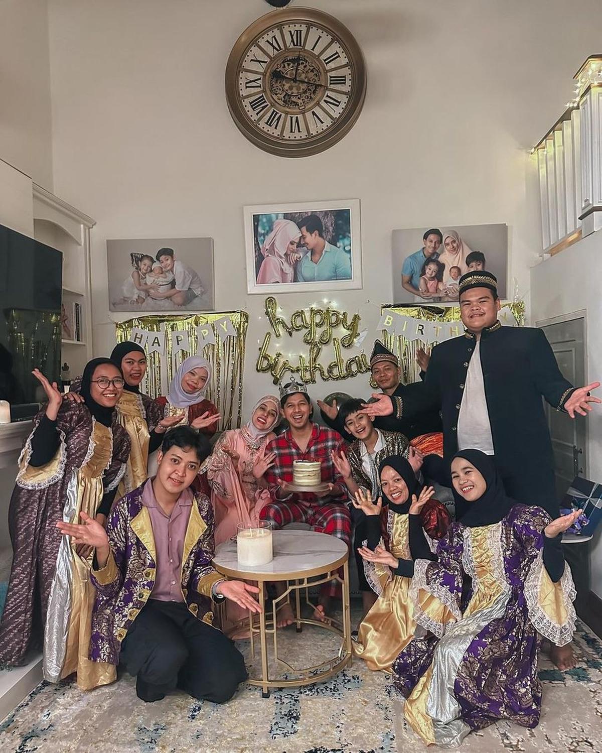 "turun ke bawah ngeliat rumah uda di dekor sweet banget dan ngeliat team sonfai sampe sewa baju2 kerajaan meskipun ada yg pake baju penghulu nikahan," lanjutnya.