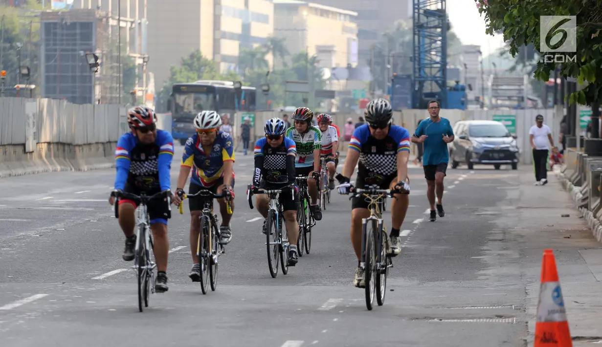 Pengendara sepeda berolahraga di kawasan Jalan Jenderal Sudirman hingga Jalan Thamrin, Jakarta, Minggu (17/6). Meski HBKB atau CFD ditiadakan, sebagian warga tetap berolahraga di kawasan ini. (Liputan6.com/Arya Manggala)