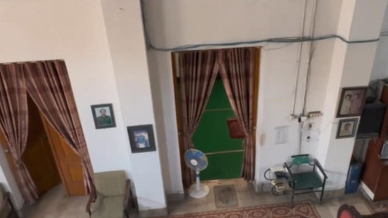 Jika dilihat lebih lekat, rumah Nursahit terlihat cukup familiar. Pasalnya memang rumah ini pernah menjadi lokasi syuting film horor Suzana, Beranak Dalam Kubur tahun 1972.