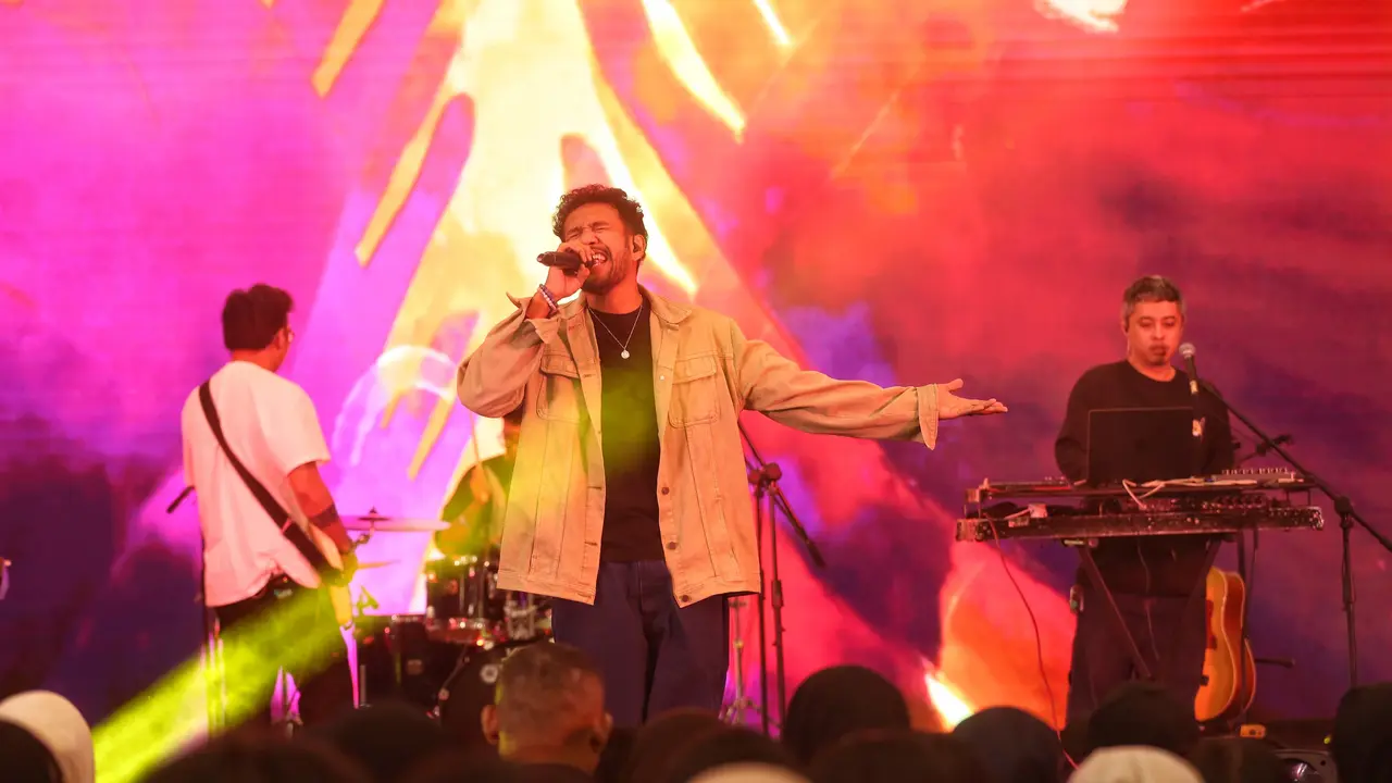 Teddy Adhitya Sentuh Hati Lewat Lagu Penuh Makna di FIMELA Day 2024 Hari Kedua