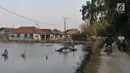 Sebagian warga tetap bertahan meski rumah mereka sudah tidak layak huni karena bingung harus pindah ke mana lagi. Saat ini di Kampung Beting banyak dijumpai rumah-rumah rusak tak berpenghuni serta sarana umum seperti masjid dan dua gedung sekolah dasar rusak dan kotor. (merdeka.com/Iqbal S Nugroho)