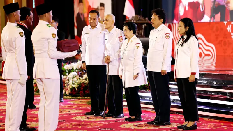 Presiden Kelima RI yang juga Ketua Dewan Pengarah Badan Pembinaan Ideologi Pancasila (BPIP) Megawati Soekarnoputri menyerahkan duplikat bendera pusaka ke seluruh Kepala Daerah se-Indonesia di Jakarta, Senin (5/8/2024).