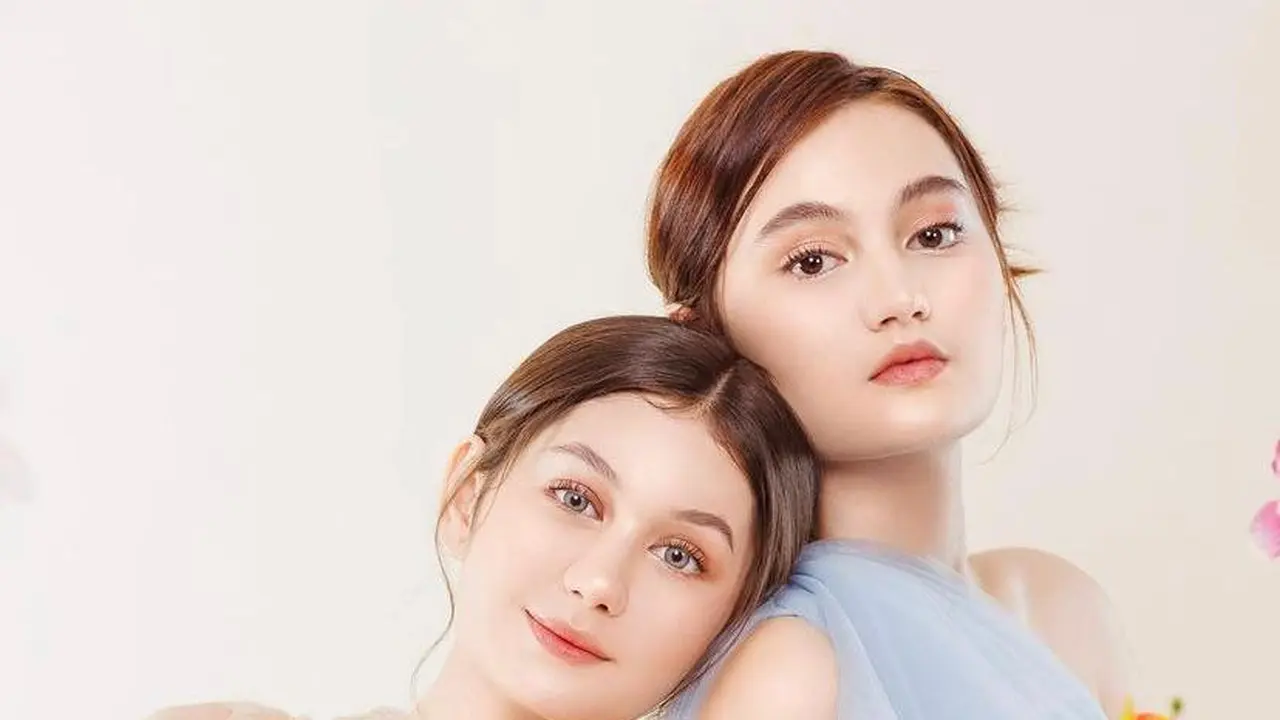 8 Potret Gaya Pemotretan Zoe Abbas dan Laura Abbas, Kakak Beradik Kompak Pakai Dress bak Princess