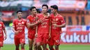 Para pemain Persija Jakarta merayakan gol ke gawang Arema FC yang dicetak Hanif Sjahbandi (kedua kanan) melalui eksekusi penalti dalam laga pekan ke-23 BRI Liga 1 2022/2023 di Stadion Patriot Candrabhaga, Bekasi, Minggu (12/2/2023) sore WIB. Persija menang dengan skor 2-0. (Bola.com/M Iqbal Ichsan)