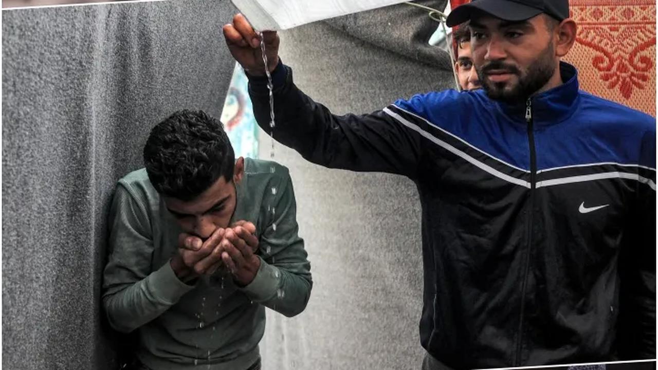 FOTO: Di Tengah Kesulitan Air Bersih, Hujan Deras Akhirnya Turun di Jalur Gaza dan Disambut Penuh Syukur Warga Palestina