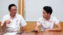 Presley Martono (kanan) berbincang dengan ayah sekaligus managernya, Perry Martono saat memberi keterangan terkait persiapan berlaga di ajang Eurocup Formula Renault 2.0 2017, Jakarta, Kamis (9/3). (Liputan6.com/Helmi Fithriansyah)