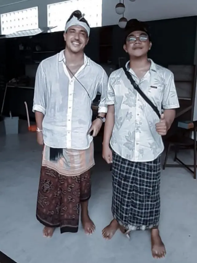 7 Momen Raisa dan Hamish Daud Dalam Upacara Melaspas Untuk Rumah Barunya di Bali