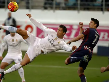 Aksi Cristiano Ronaldo saat bertanding melawan Eibar dalam laga La Liga Spanyol di Stadion Ipurua, Eibar, Spanyol, Senin (30/11/2015) dini hari WIB. (Reuters/Joseba Etxaburu)