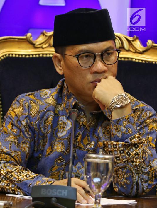Ketua F-PAN DPR Yandri Susanto saat menerima Gerakan Aliansi Menolak Pertambangan Gunung Gede dan Merdeka Banten di Jakarta, Rabu (20/3). Masyarakat meminta agar konflik pertambangan menjadi pembahasan di DPR. (Liputan6.com/JohanTallo)