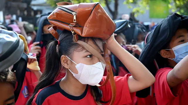 FOTO: Berlatih Melindungi Diri dari Gempa dan Tsunami