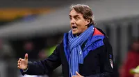 Pelatih Italia, Roberto Mancini menginstruksikan pemainnya saat bertanding melawan Italia pertandingan UEFA Nations League di Stadion San Siro di Milan (17/11). Portugal meraih poin sembilan sedangkan Italia lima. (AFP Photo/Marco Bertorello)