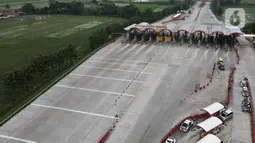 Foto udara suasana Gerbang Tol Palimanan, Jakarta, Jumat, (7/5/2021). Gerbang Tol Palimanan sepi karena adanya kebijakan larangan mudik Lebaran pada tanggal 6-17 Mei 2021 untuk memutus penyebaran COVID-19. (merdeka.com/Imam Buhori)