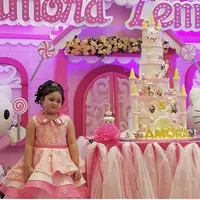 Tidak banyak undangan dalam ultah Amora ke-5 tahun tersebut. Pesta hanya dihadiri oleh kerabat dan teman dekat saja. Salah satu selebriti hadir adalah Ayu Ting Ting. Ia mengaku diundang secara khusus oleh Krisdayanti. (Instagram/susan_zhuang)