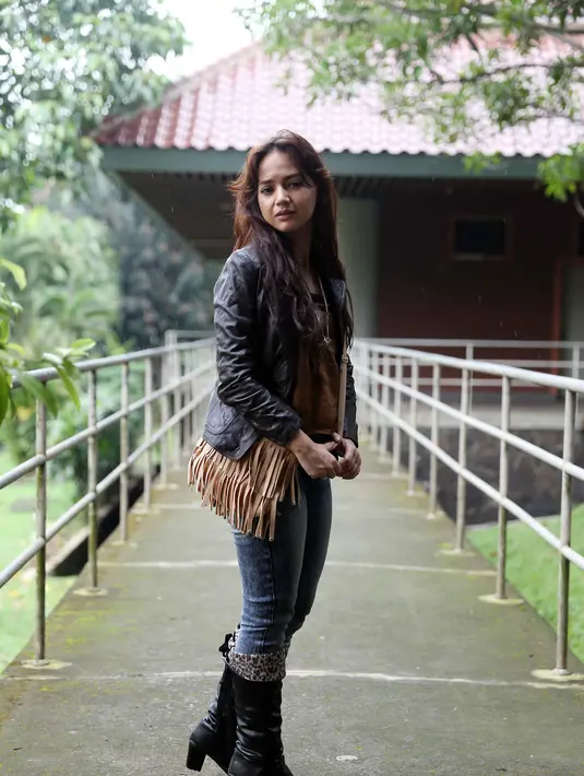 Wanita berambut panjang ini tak masalah keluar rumah dalam kondisi rambut lepek dan mengenakan celana jeans, kaos dan sendal jepit saking tomboy-nya. Namun sisi tomboy Angelica itu merupakan masa lalu. (Nurwahyunan/Bintang.com)