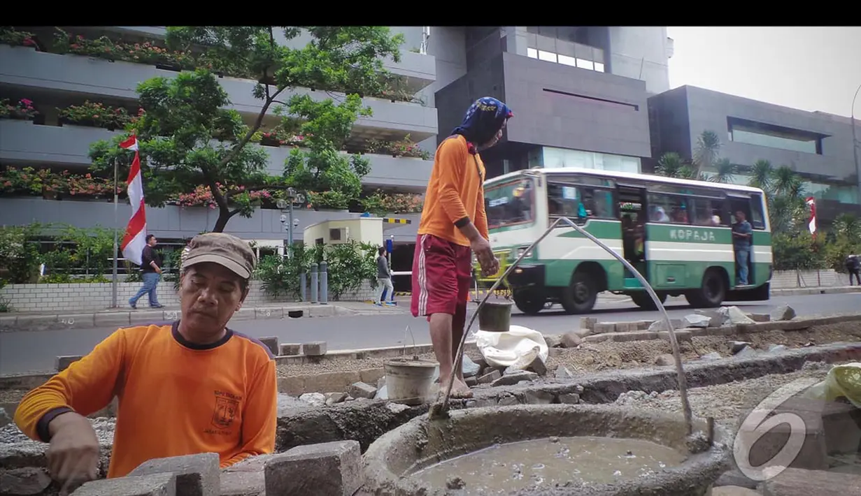 Pembuatan saluran tersebut untuk mengatisipasi genangan air yang seringkali mengakibatkan banjir, Jakarta, Senin (11/8/2014) (Liputan6.com/Faizal Fanani)