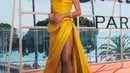 Putri Marino tampil memikat di red carpet closing ceremony Cannes Film Festival 2023. Ia mengenakan off-the-shoulder gown berwarna kuning rancangan Hian Tjen. Foto: Instagram.