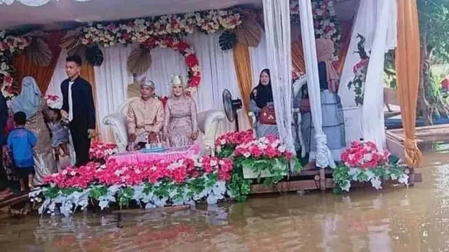 15 Aksi Kocak Orang Hadapi Musibah Banjir, Tetap Dibawa Santai