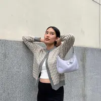 Meski perutnya kian membesar, Alika tak jarang mengenakan crop top. Seperti potret ini, ia memadukan crop top putih dengan cardigan dan celana cutbray hitam.  (Instagram/alikaislamadina).